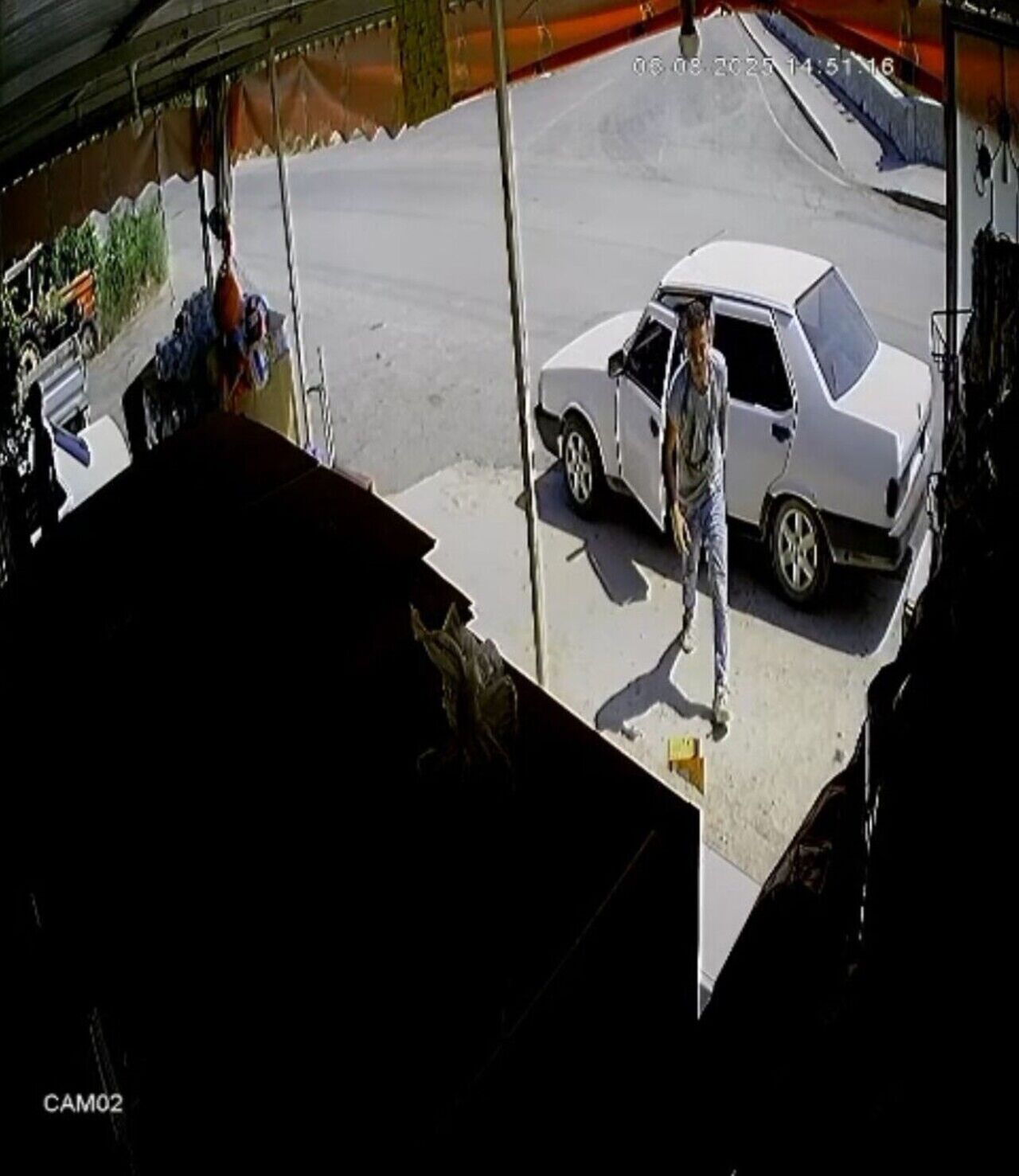 El Frenini Çekmeyi Unutup Arkasından Koştuğu Otomobil Park Duvarına Çarparak Durabildi (1)