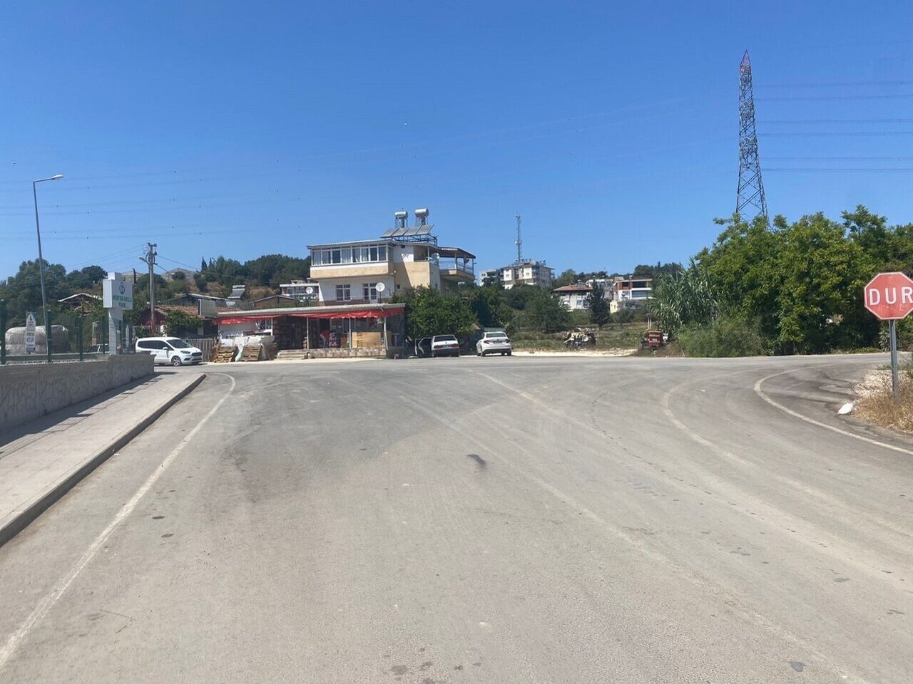 El Frenini Çekmeyi Unutup Arkasından Koştuğu Otomobil Park Duvarına Çarparak Durabildi (2)