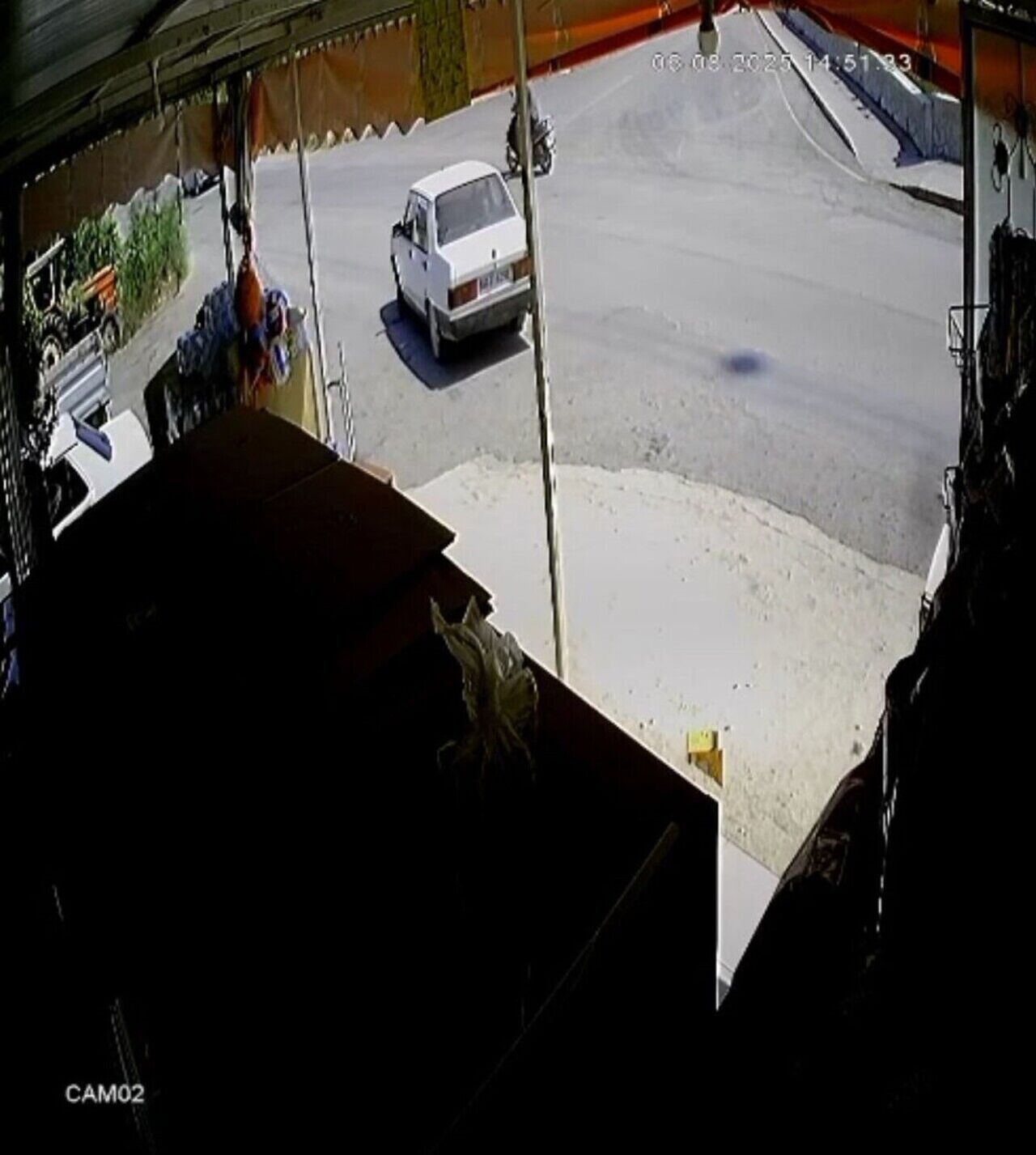 El Frenini Çekmeyi Unutup Arkasından Koştuğu Otomobil Park Duvarına Çarparak Durabildi (3)