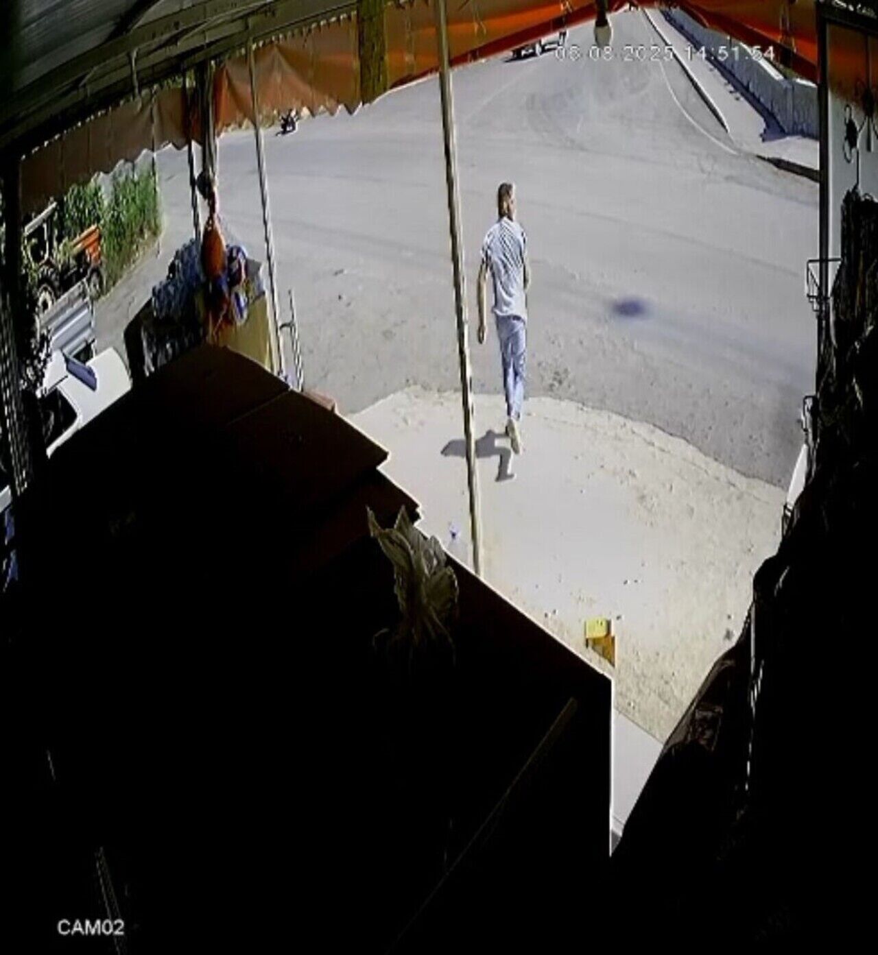 El Frenini Çekmeyi Unutup Arkasından Koştuğu Otomobil Park Duvarına Çarparak Durabildi (4)