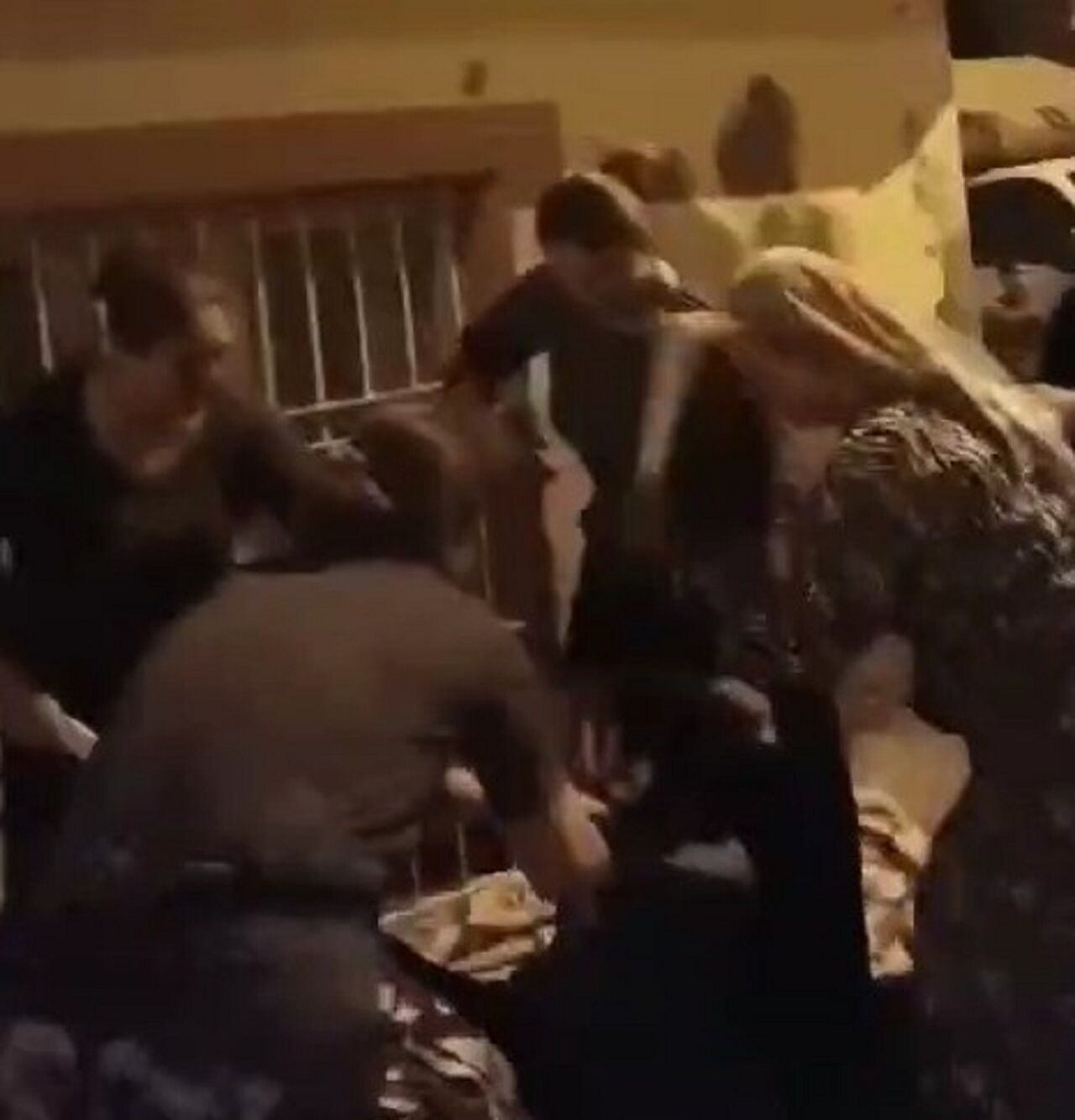 Gaziantep'te 4 Kadın, Sokakta Oturan Başka Bir Kadını Sopalarla Darp Etti (1)