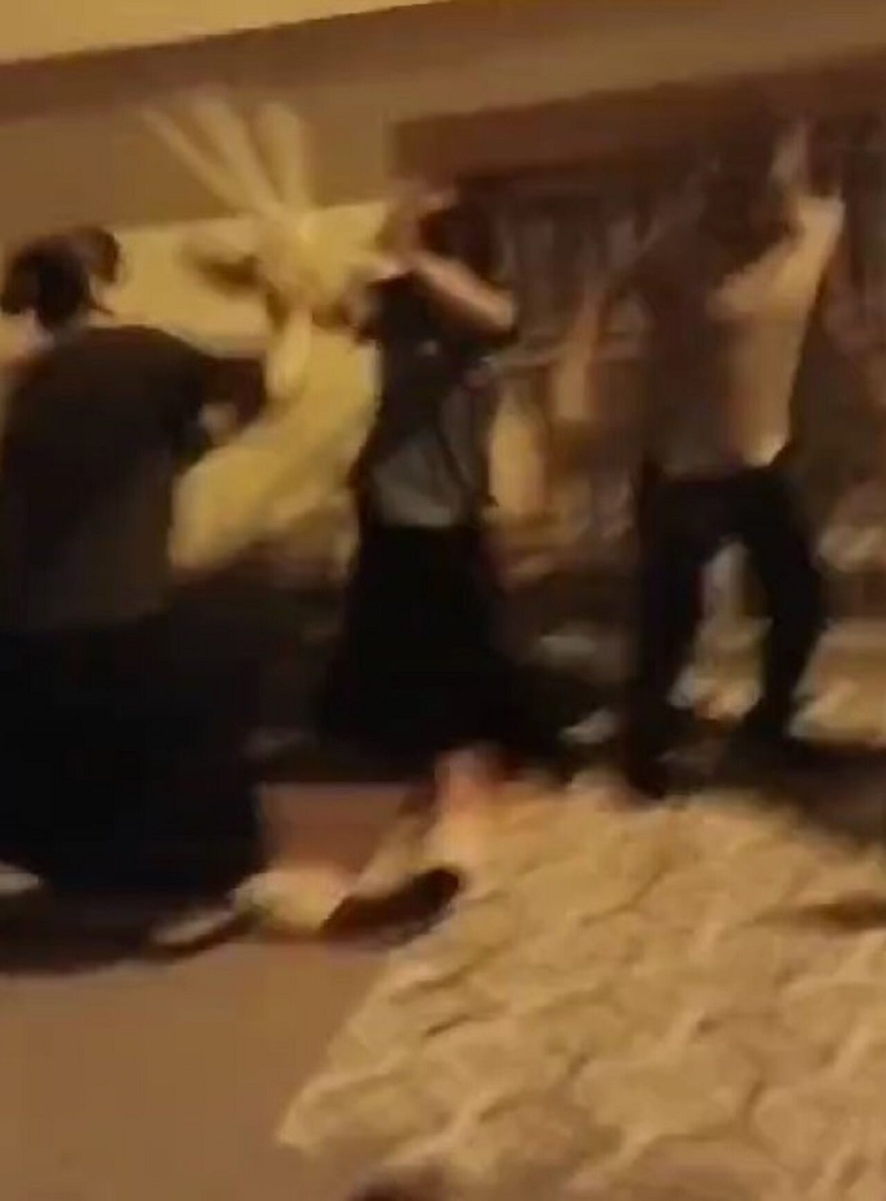 Gaziantep'te 4 Kadın, Sokakta Oturan Başka Bir Kadını Sopalarla Darp Etti (2)