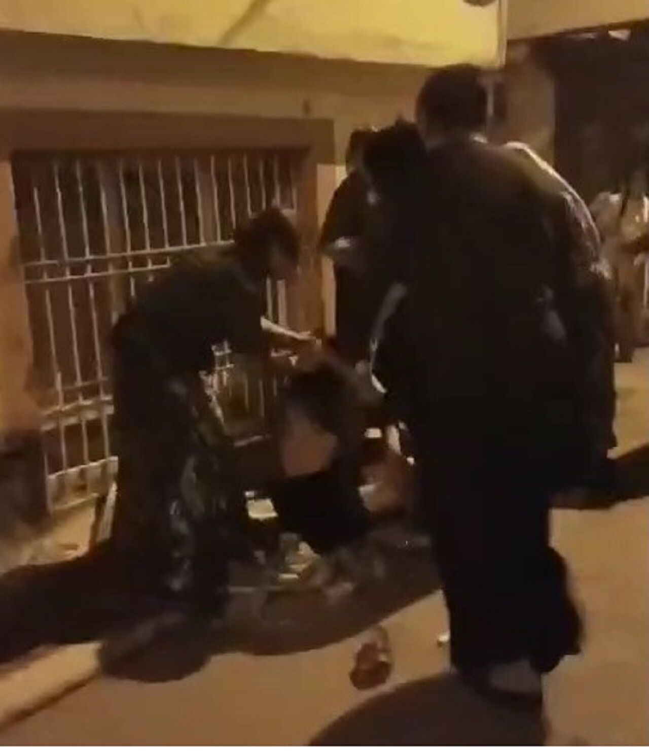 Gaziantep'te 4 Kadın, Sokakta Oturan Başka Bir Kadını Sopalarla Darp Etti (3)