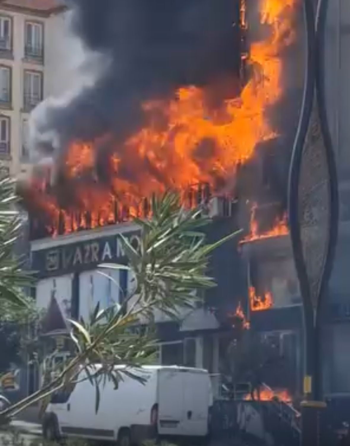 Gaziantep'te Apartman Altındaki Dükkanda Yangın 15 Kişi Dumandan Etkilendi (2)