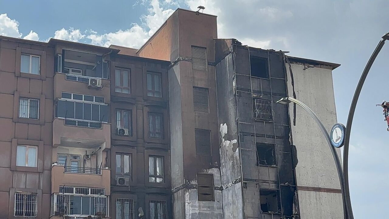 Gaziantep'te Apartman Altındaki Dükkanda Yangın 15 Kişi Dumandan Etkilendi (3)