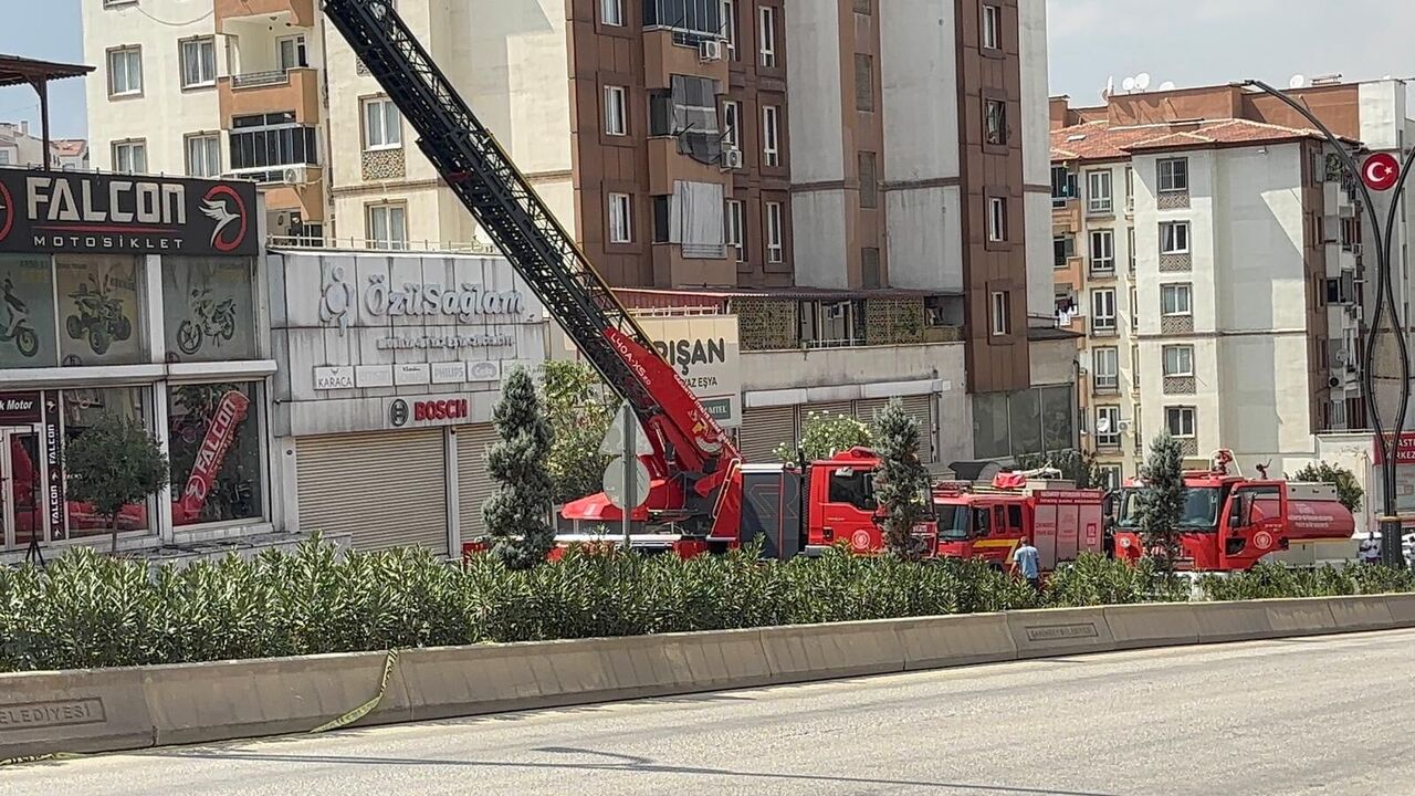 Gaziantep'te Apartman Altındaki Dükkanda Yangın 15 Kişi Dumandan Etkilendi (4)