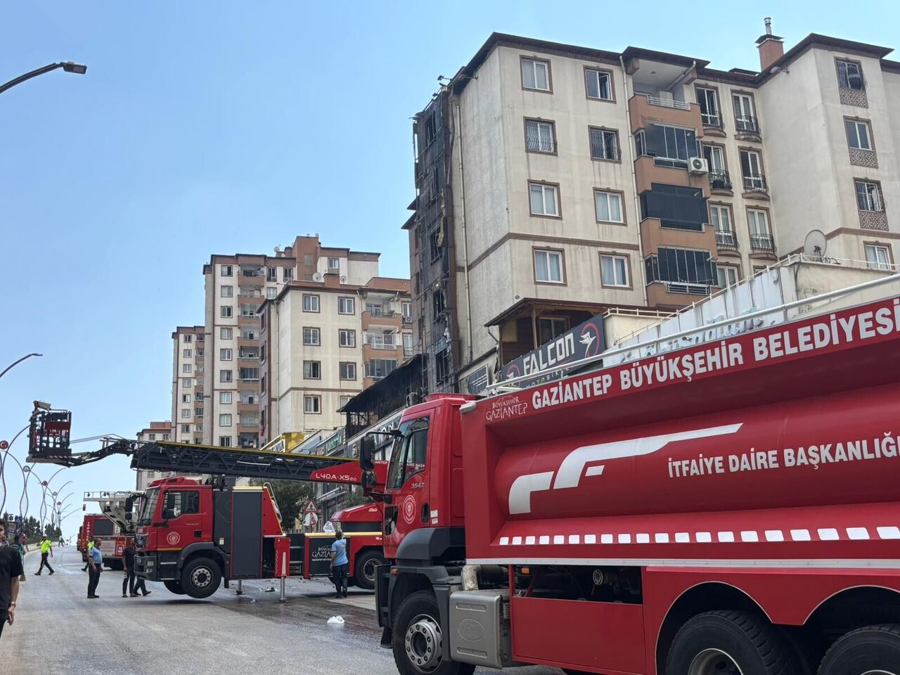 Gaziantep'te Apartman Altındaki Dükkanda Yangın 15 Kişi Dumandan Etkilendi (5)