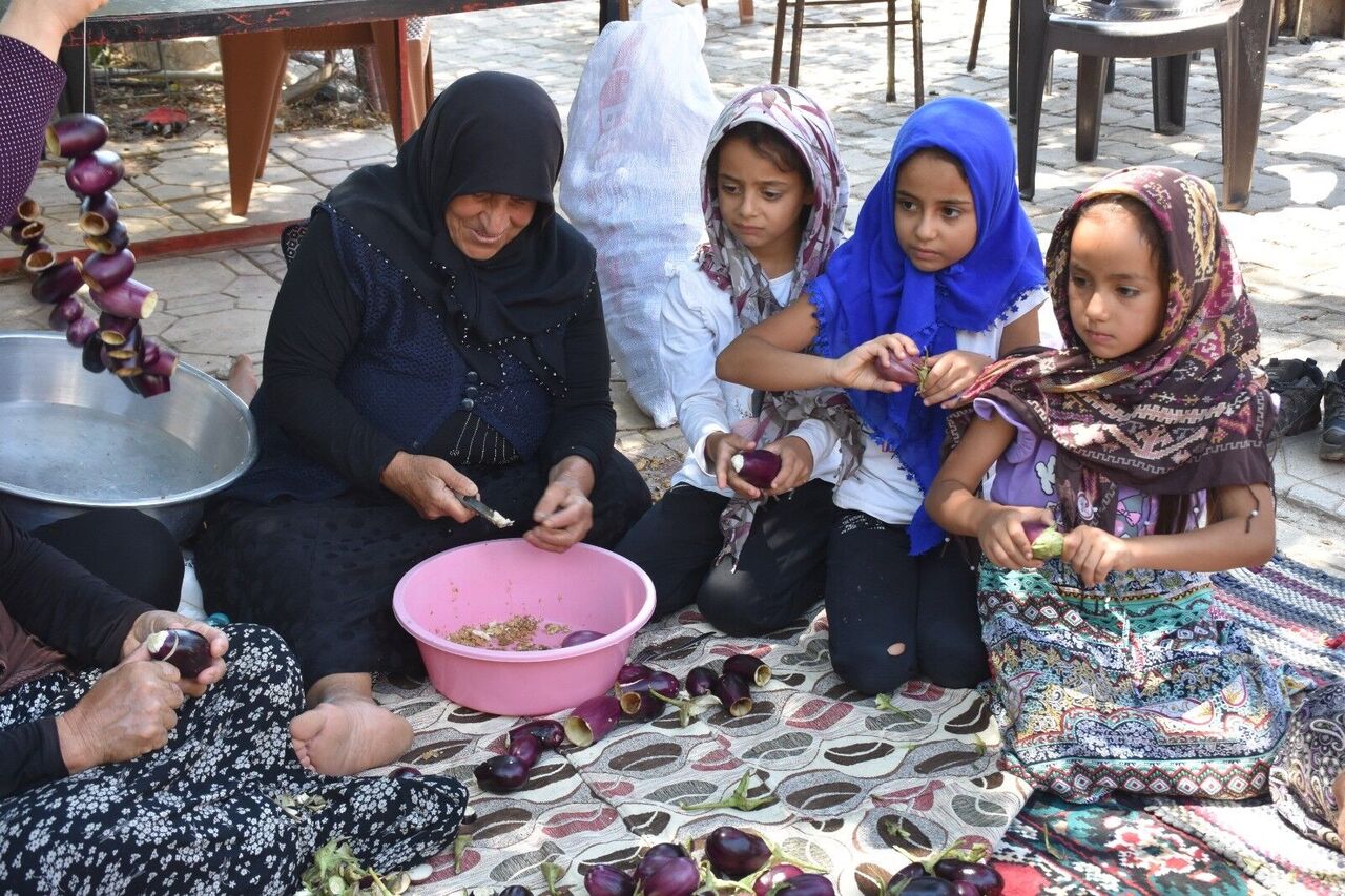 Gaziantep’te Kadınlar İmece Usulüyle Kurutmalık Hazırlıyor (3)