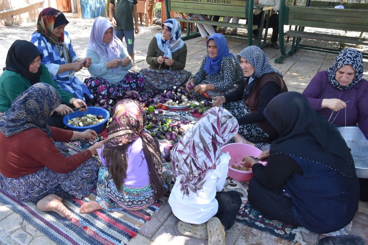 Gaziantep’te Kadınlar İmece Usulüyle Kurutmalık Hazırlıyor (5)