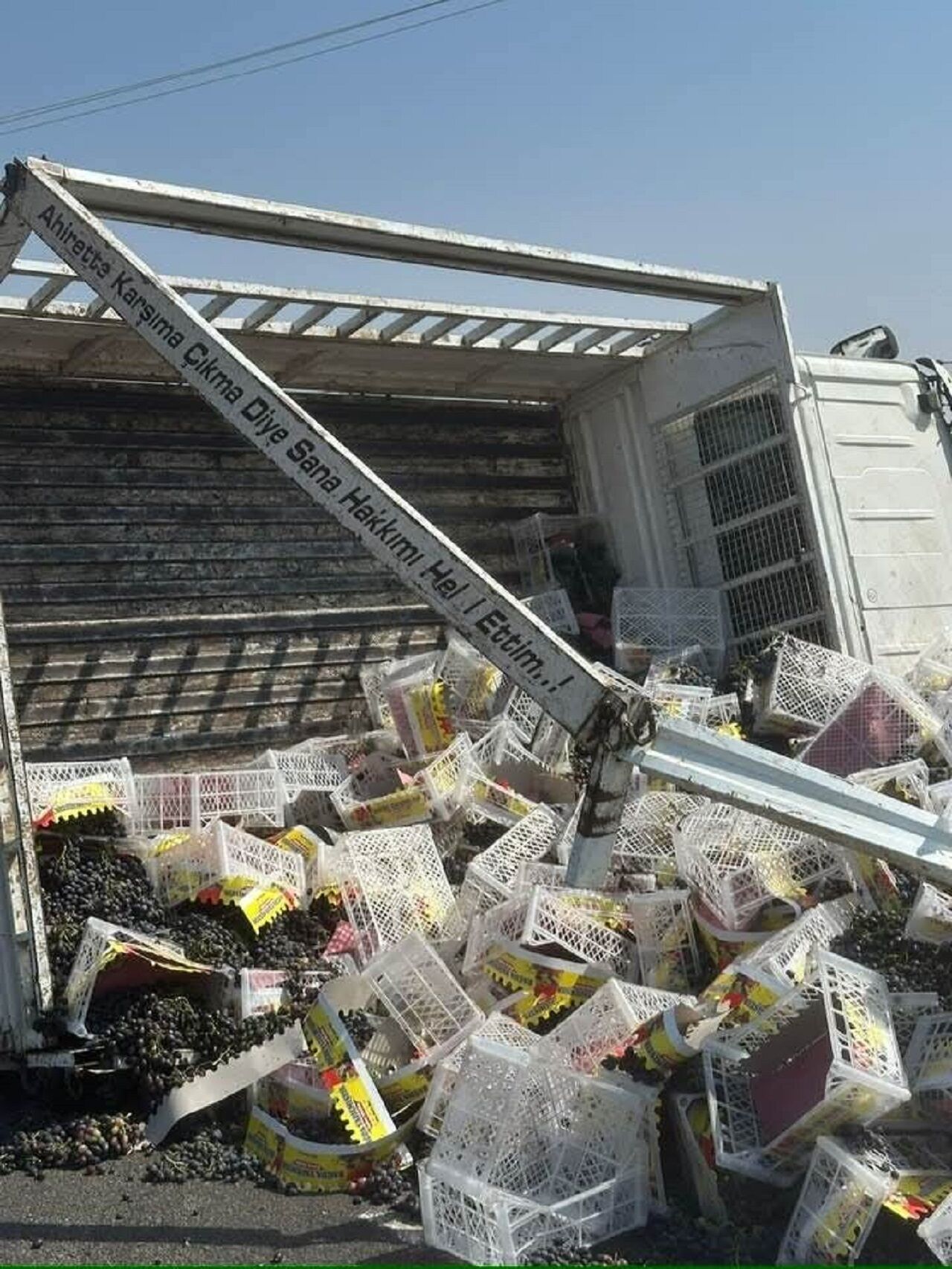 Gaziantep’te Lastiği Patlayan Kamyonet Yan Yattı 2 Yaralı (2)
