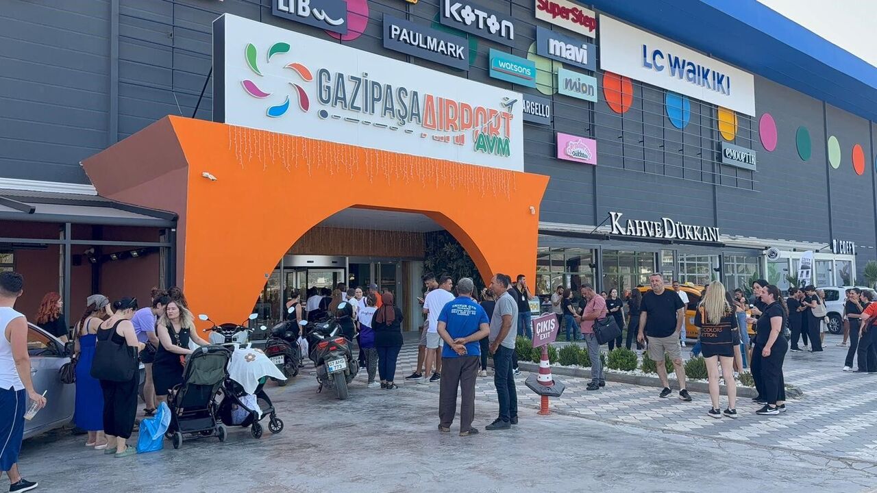 Gazipaşa Avm Otoparkında Otomobil Yangını Hızlı Müdahale Paniği Önledi (2)