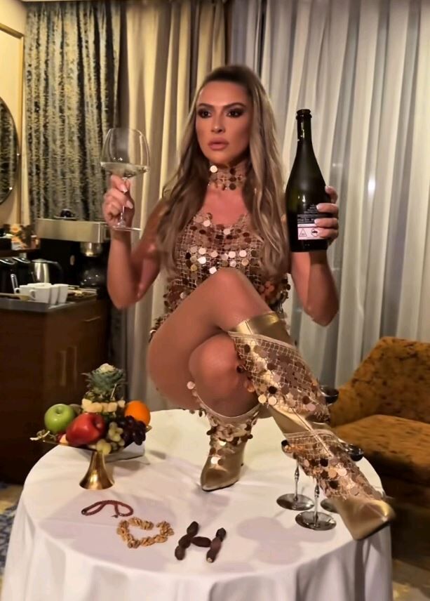 Hadise’den Olay Yaratan Fotoğraf! Hurma Ve Tespihi Ayağının Altına Aldı (2)