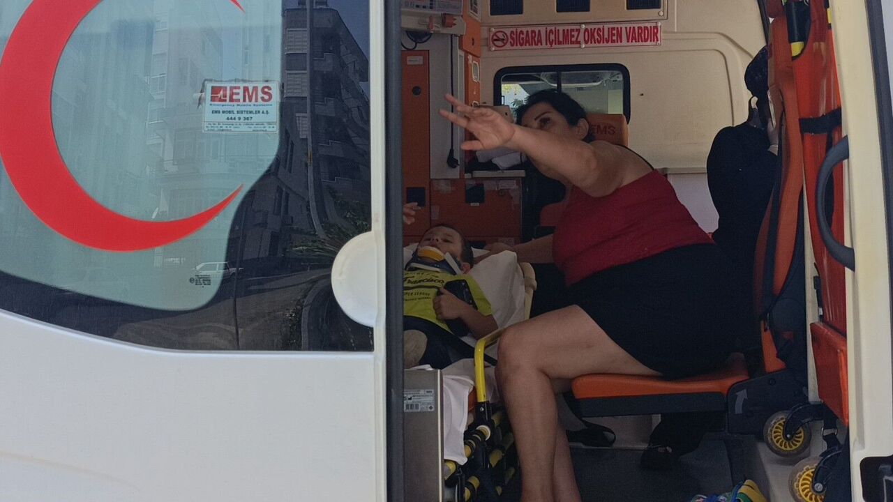 Hafif Ticari Araç Servis Minibüsüne Çarptı 4 Yaralı (2)