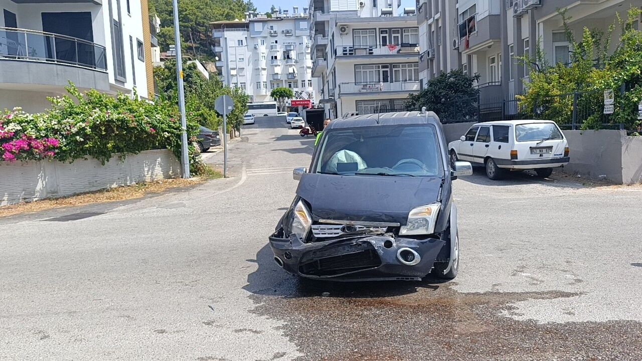 Hafif Ticari Araç Servis Minibüsüne Çarptı 4 Yaralı (4)