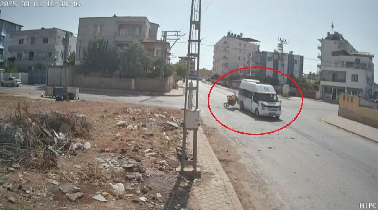Hatay Reyhanlı’da Motosiklet Minibüse Ok Gibi Saplandı (1)