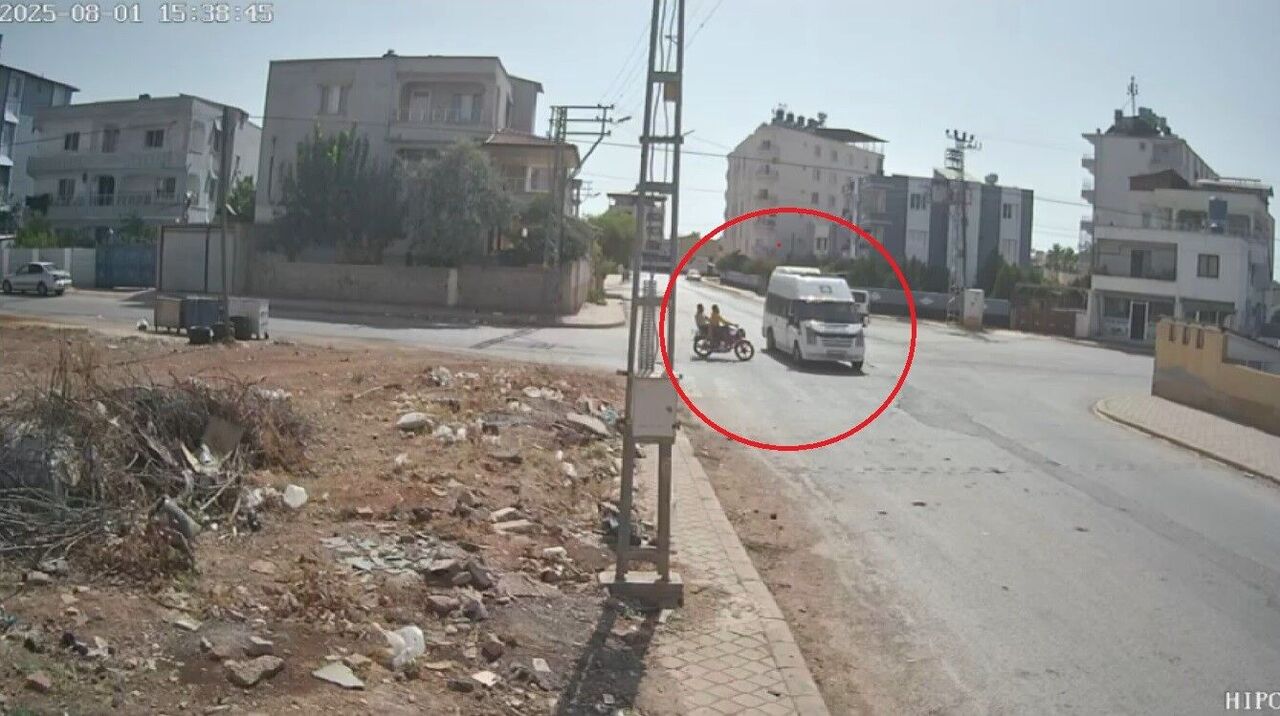 Hatay Reyhanlı’da Motosiklet Minibüse Ok Gibi Saplandı (4)