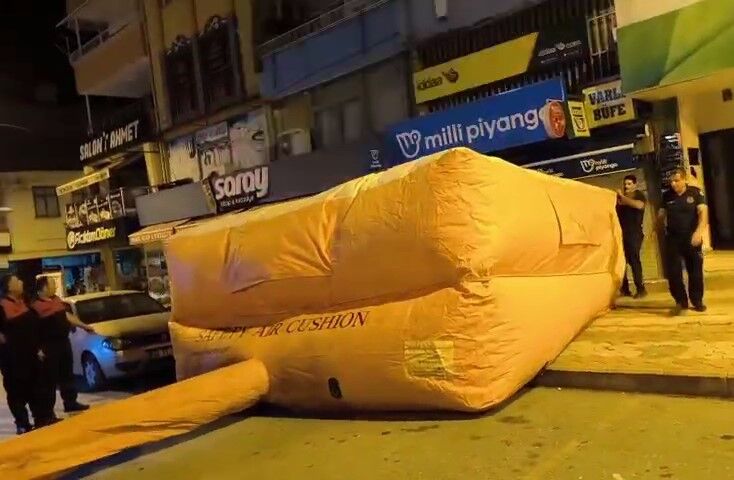 Hatay’da Çatıda Tehlikeli Durum Genç Kurtarıldı (2)