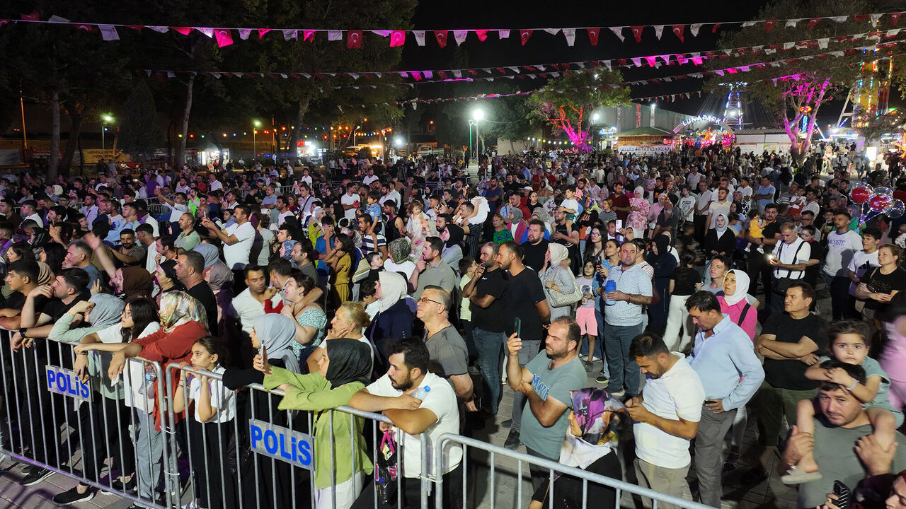 Hatice Gökçeli Fuar Sahnesinde Hemşehrilerini Büyüledi (2)