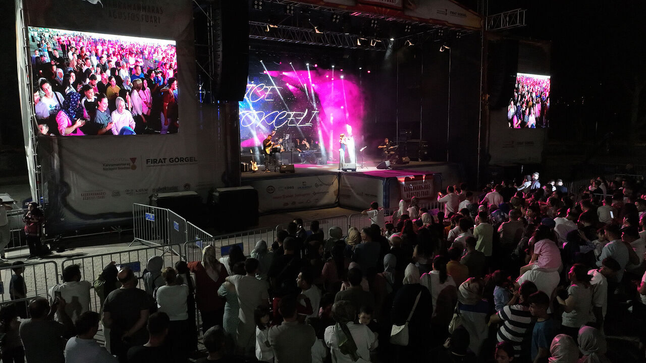 Hatice Gökçeli Fuar Sahnesinde Hemşehrilerini Büyüledi (4)