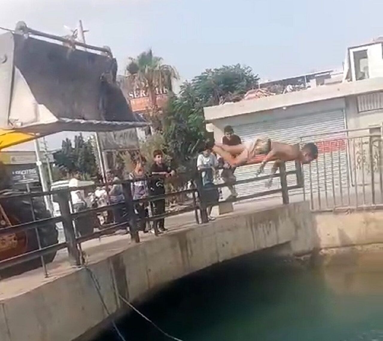 İş Makinesi Çocuklar Için Tramplen Oldu (1)