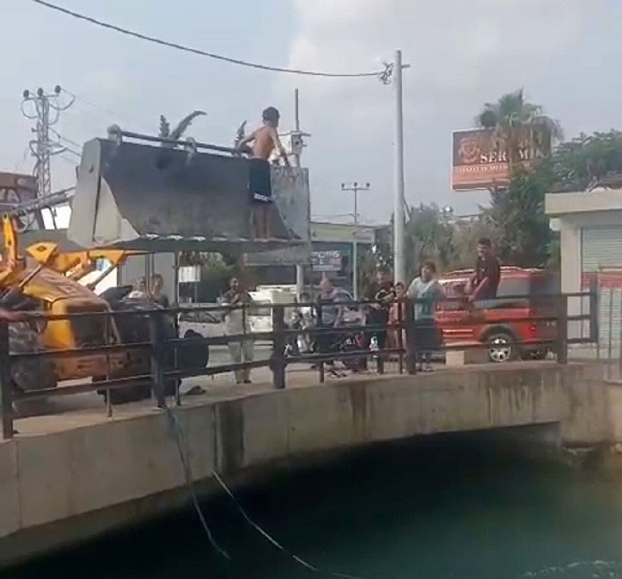 İş Makinesi Çocuklar Için Tramplen Oldu (2)