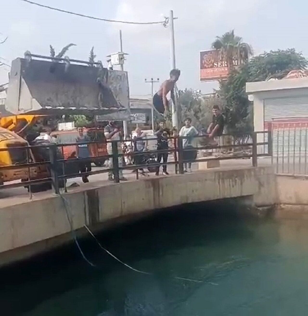 İş Makinesi Çocuklar Için Tramplen Oldu (3)