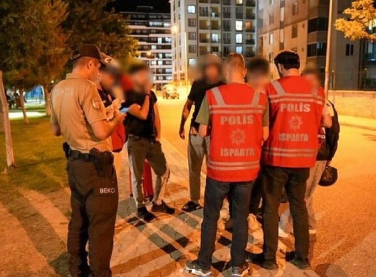 Isparta'da Asayiş Ve Trafik Uygulamasında 2 Araca Para Cezası (3)