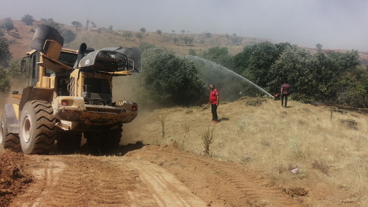 Isparta'da Çöplükte Çıkan Yangın Ormana Sıçramadan Söndürüldü (1)