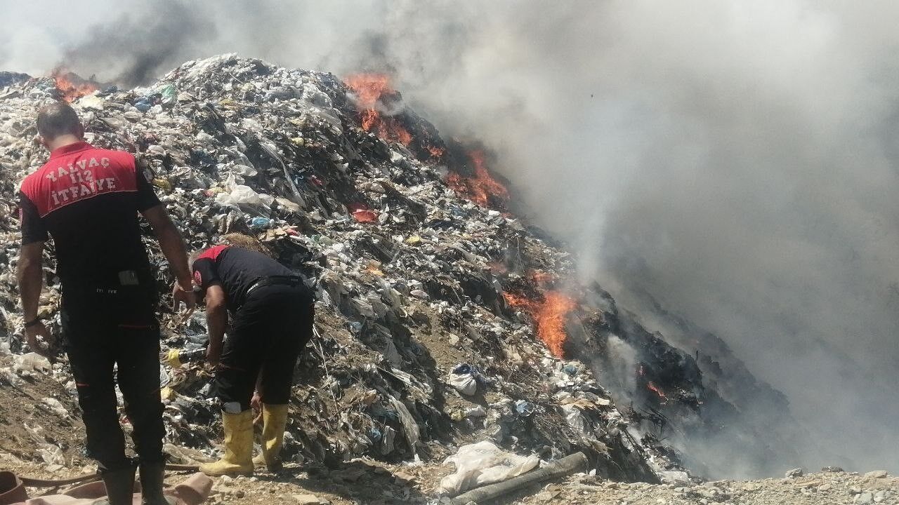 Isparta'da Çöplükte Çıkan Yangın Ormana Sıçramadan Söndürüldü (2)