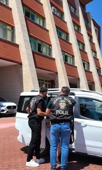 Isparta'da Eşini Elleriyle Boğmaya Çalıştı Kalp Masajıyla Hayata Döndürülen Kadın Hastanede Yaşamını Yitirdi (2)