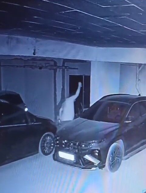 Isparta'da Sitenin Otoparkındaki Araçlara Zarar Veren Kişi Güvenlik Kamerasında (1)-1