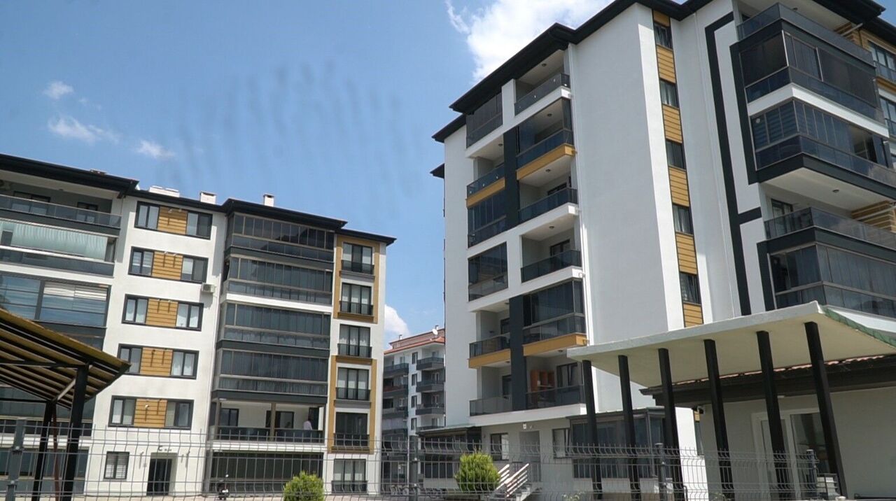 Isparta'da Sitenin Otoparkındaki Araçlara Zarar Veren Kişi Güvenlik Kamerasında (4)