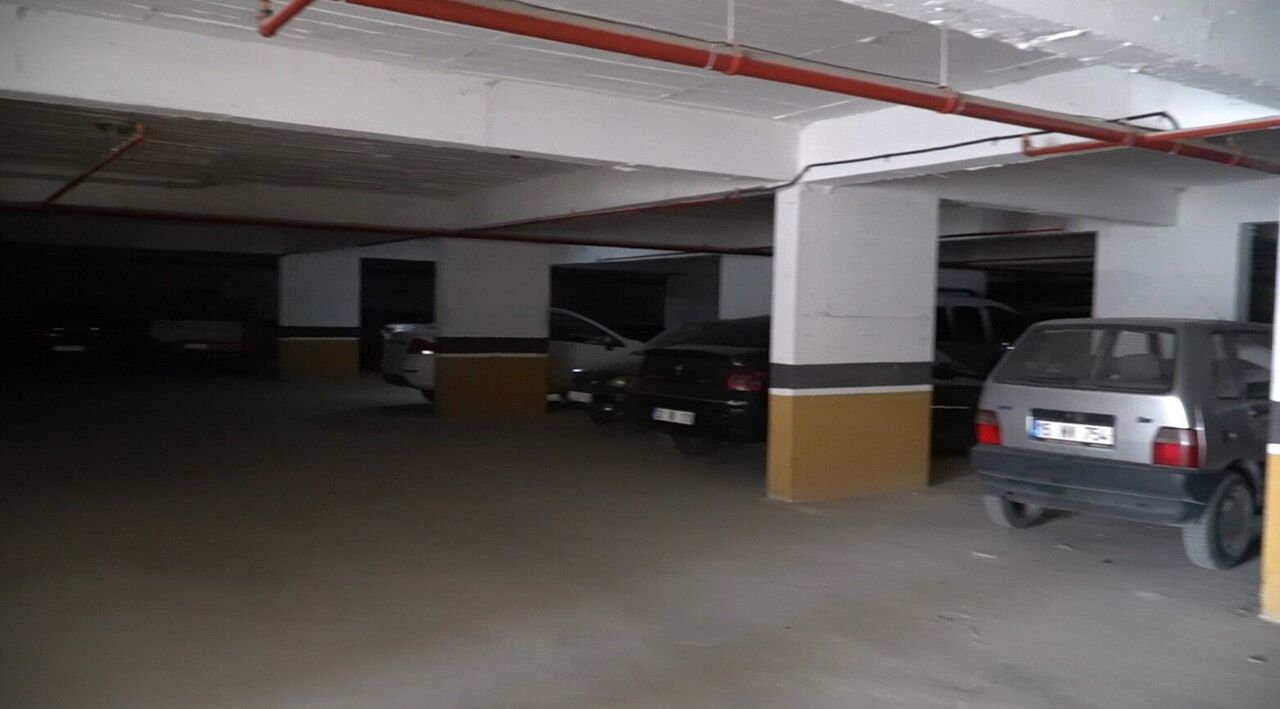 Isparta'da Sitenin Otoparkındaki Araçlara Zarar Veren Kişi Güvenlik Kamerasında (6)