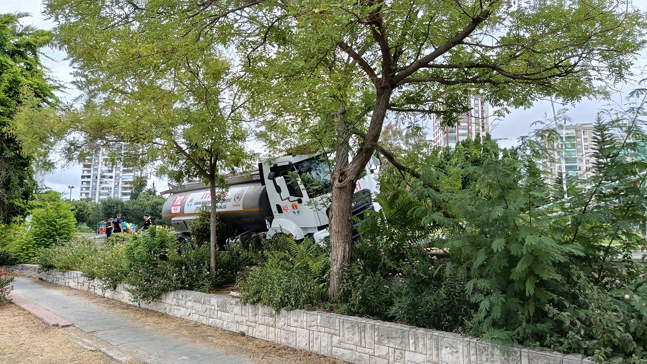 İtfaiyeye Ait Su Tankeri Kontrolden Çıktı, Önce Ağaca Sonra Elektrik Direğine Çarptı (4)