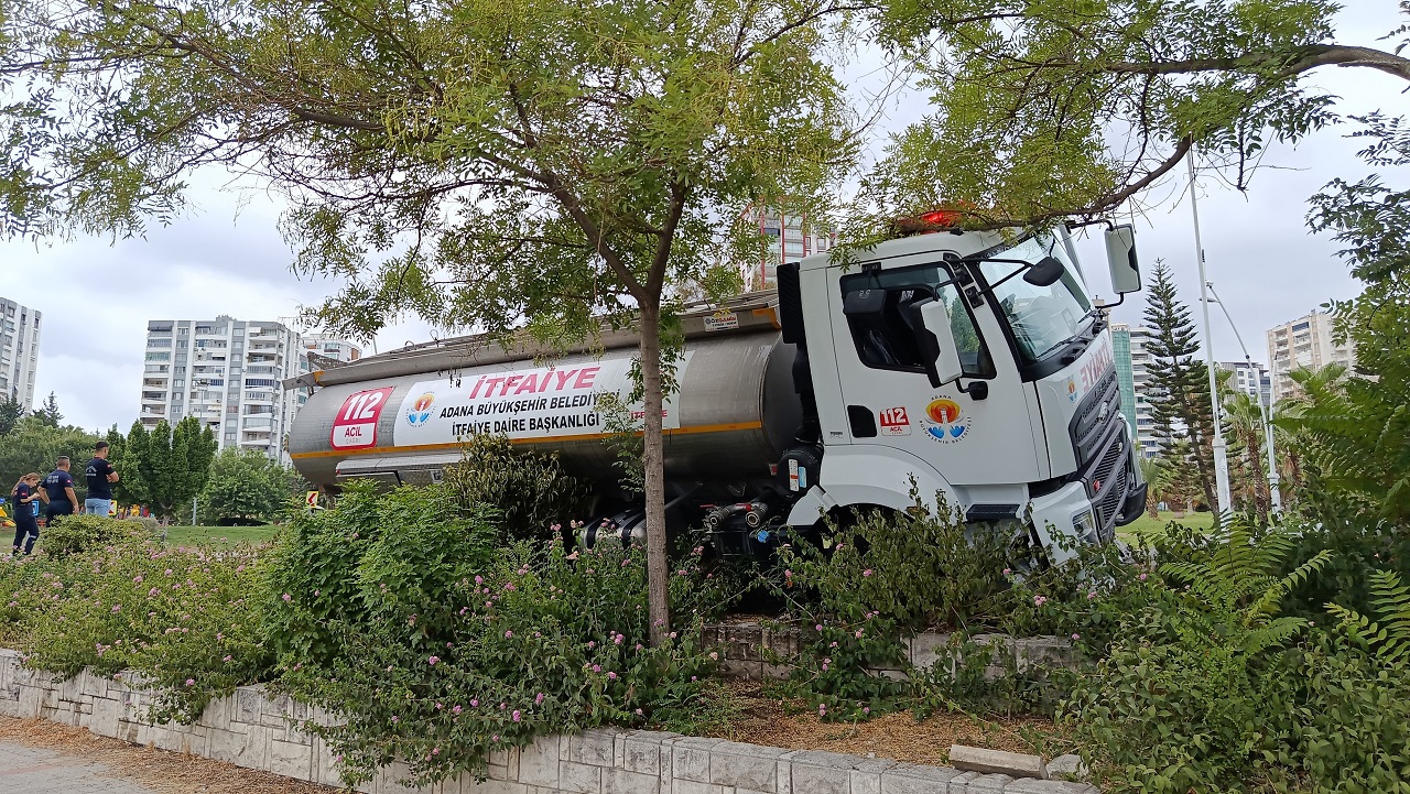 İtfaiyeye Ait Su Tankeri Kontrolden Çıktı, Önce Ağaca Sonra Elektrik Direğine Çarptı (5)