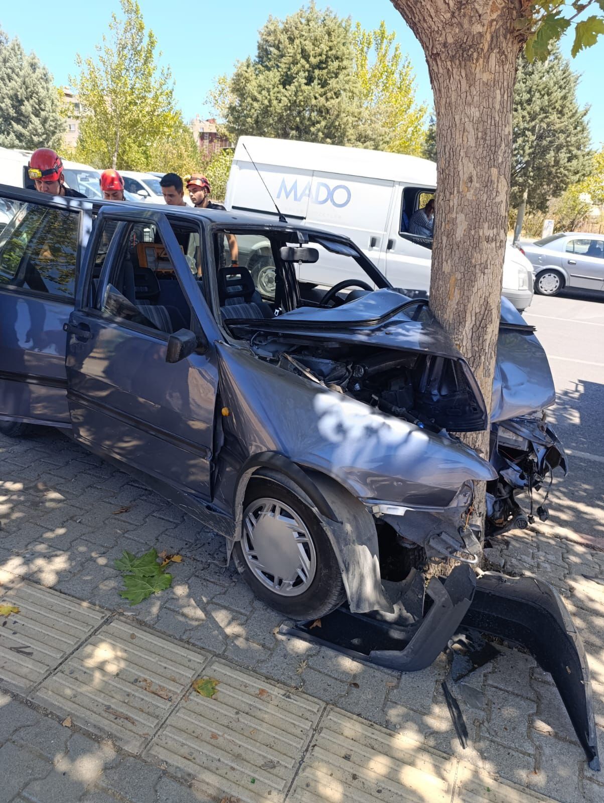 Kahramanmaraş’ta Ağaca Çarpan Araçta Can Pazarı Yaşandı (2)