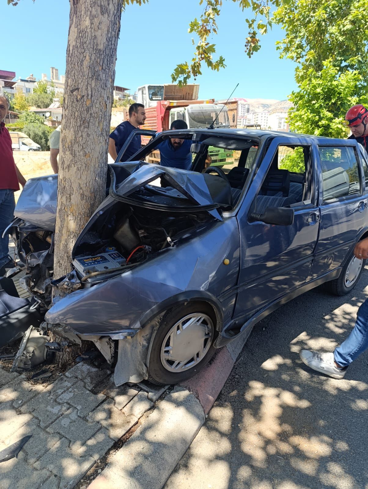 Kahramanmaraş’ta Ağaca Çarpan Araçta Can Pazarı Yaşandı (3)