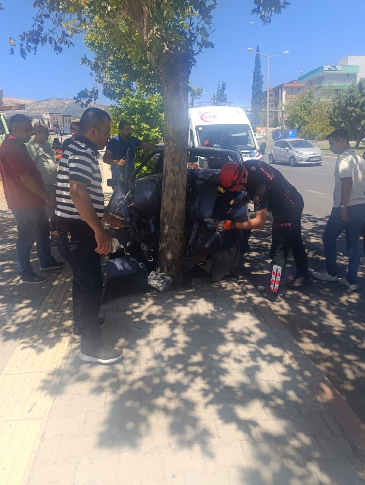 Kahramanmaraş’ta Ağaca Çarpan Araçta Can Pazarı Yaşandı (4)