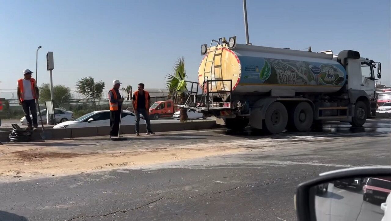 Kahramanmaraş’ta Araç Sulama Tankerine Çarptı (2)