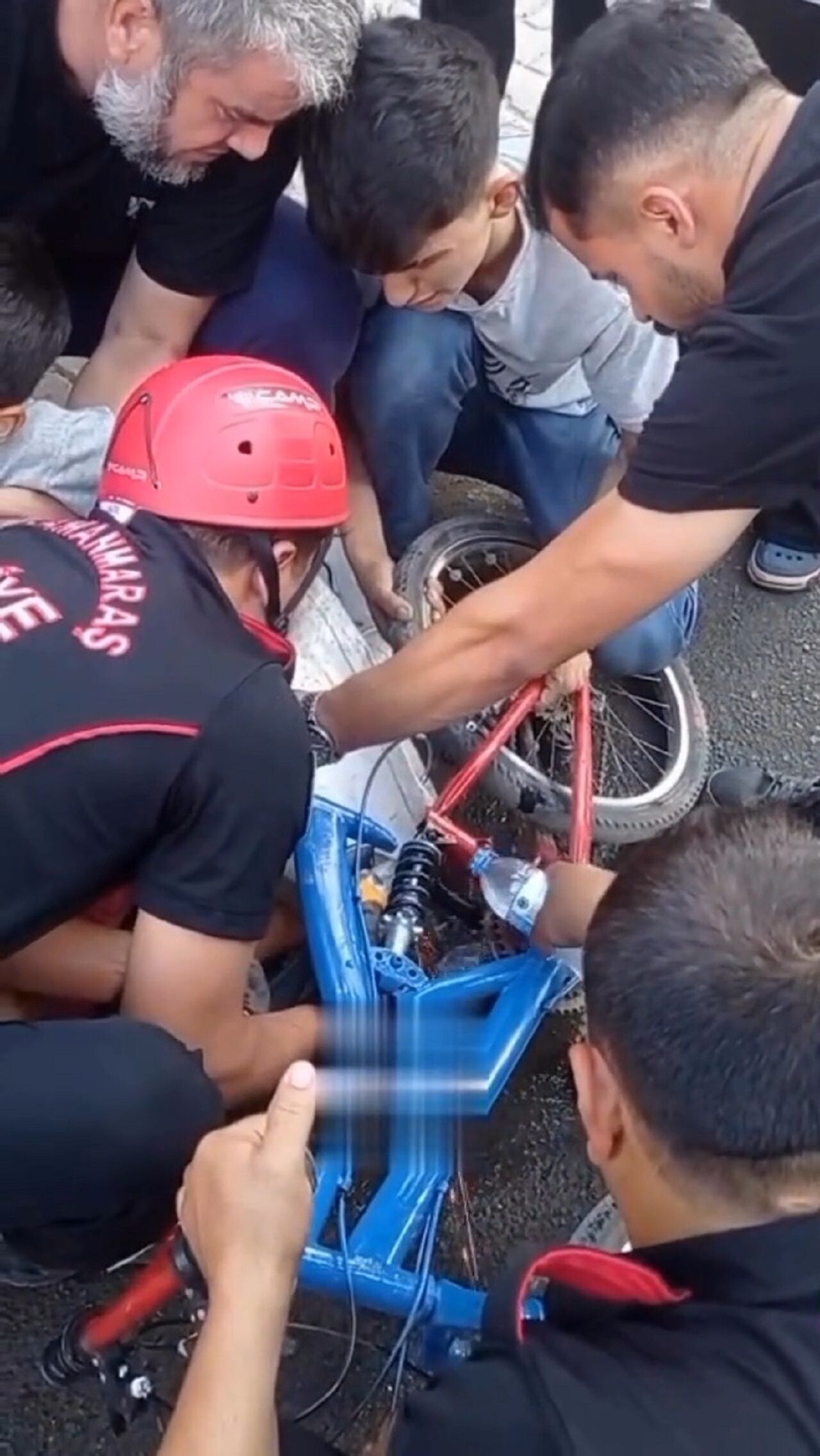 Kahramanmaraş’ta Çocuğun Pedala Sıkışan Ayağı Kurtarıldı (1)