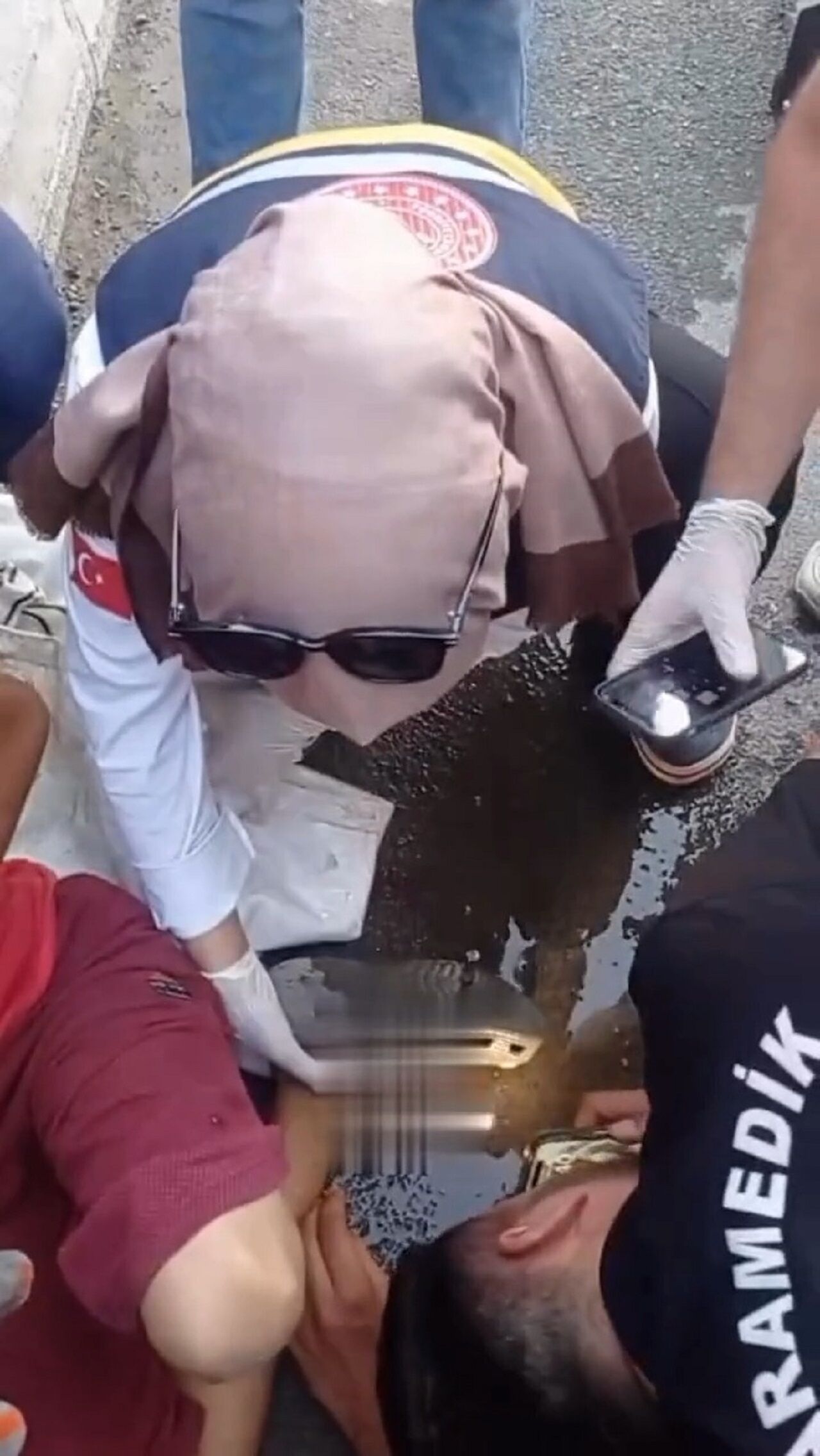 Kahramanmaraş’ta Çocuğun Pedala Sıkışan Ayağı Kurtarıldı (4)