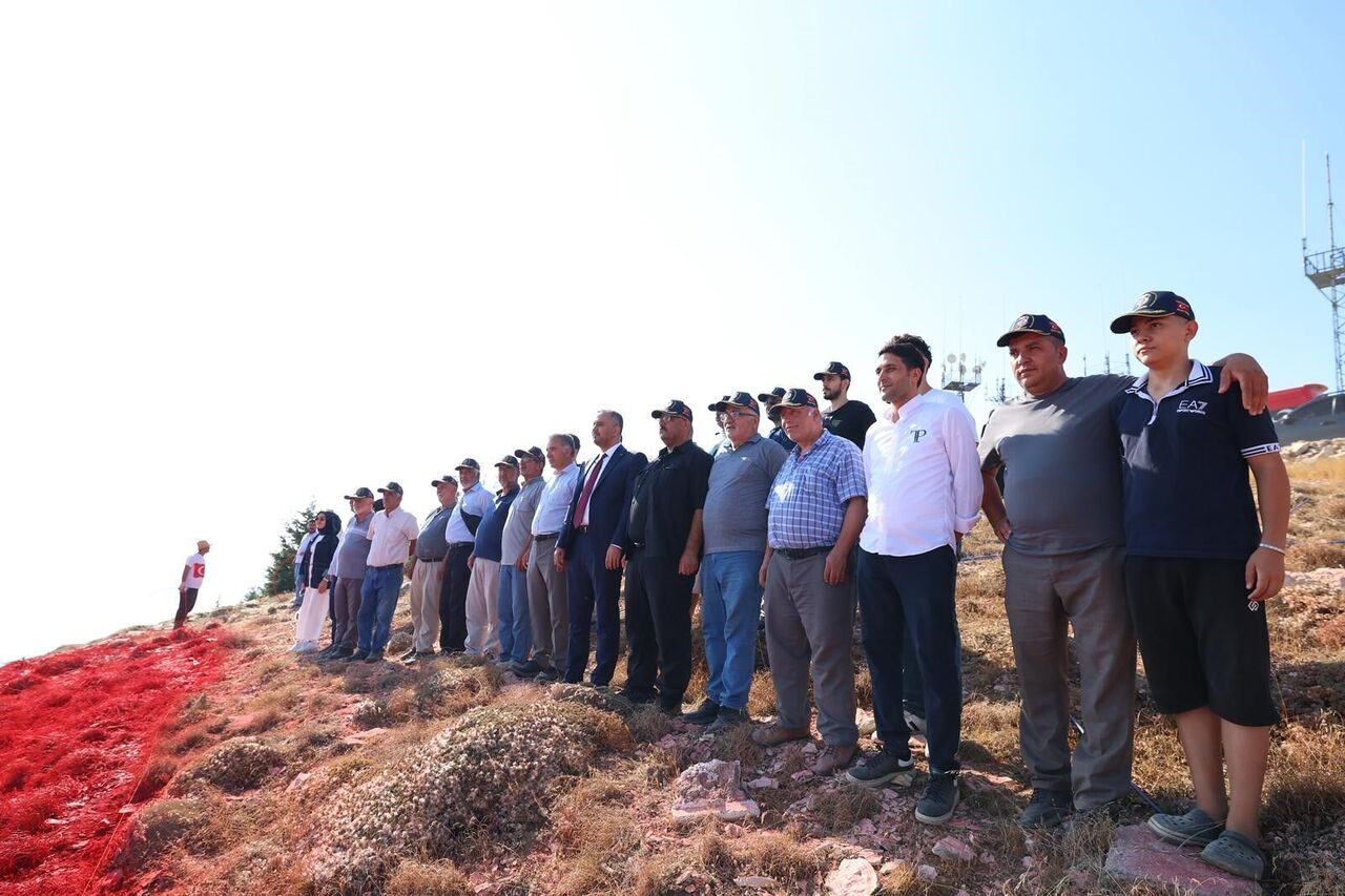 Kahramanmaraş'ta Dünyanın En Büyük Türk Bayrağı Savaş Uçaklarıyla Selamlandı (3)