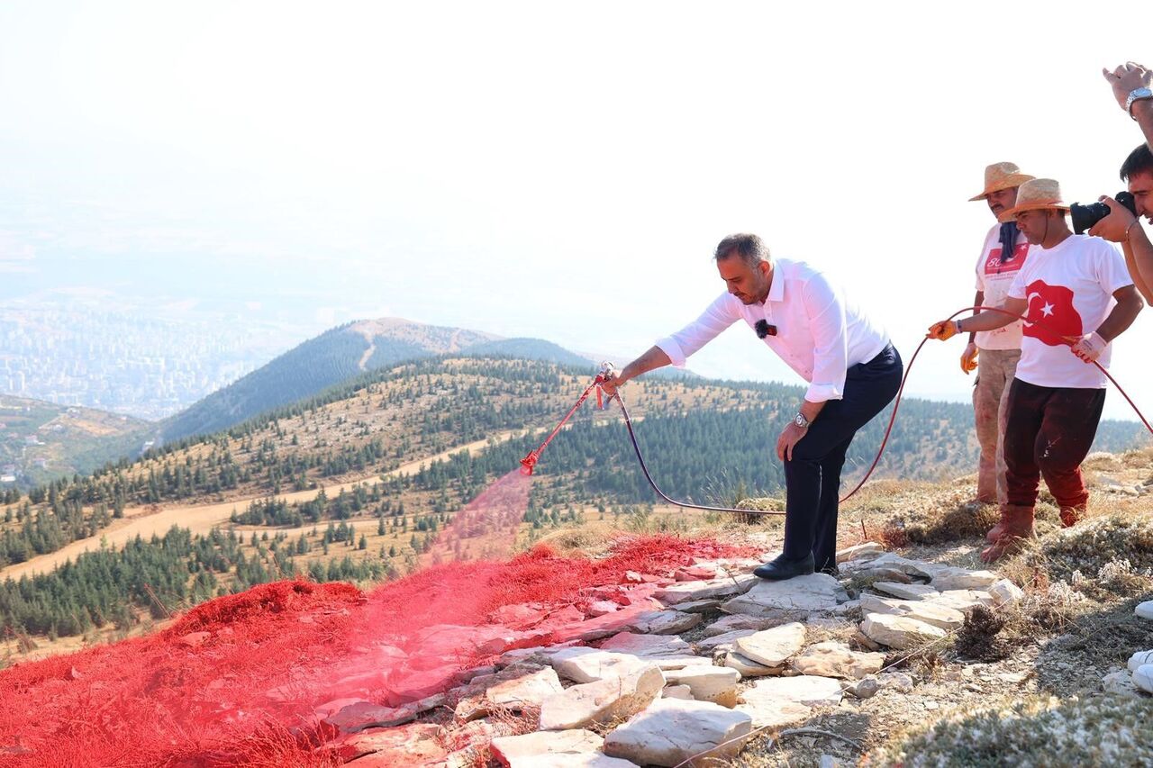 Kahramanmaraş'ta Dünyanın En Büyük Türk Bayrağı Savaş Uçaklarıyla Selamlandı (4)