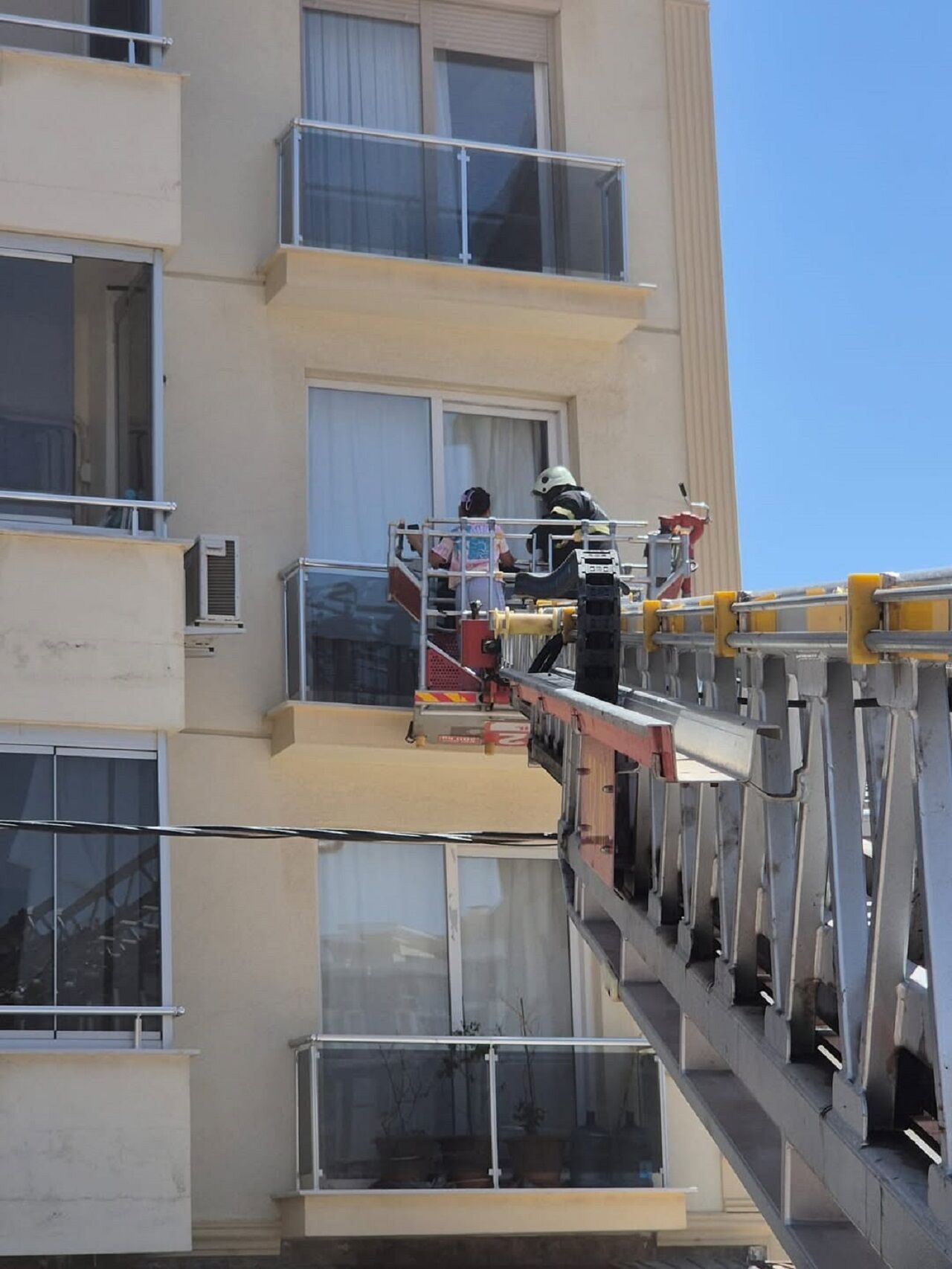 Kahramanmaraş’ta Ev Yangını Mahsur Kalanlar Kurtarıldı (2)