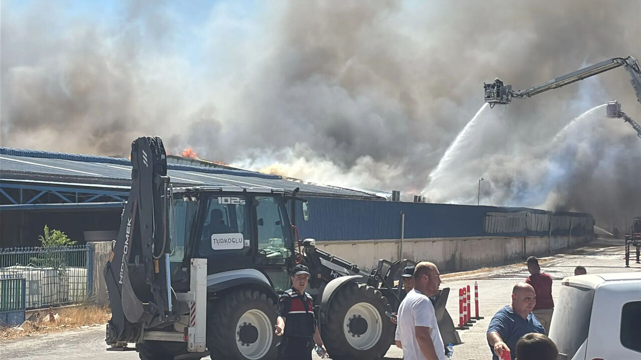 Kahramanmaraş’ta Fabrika Alev Alev Vatandaşlar Uyarıldı (1)