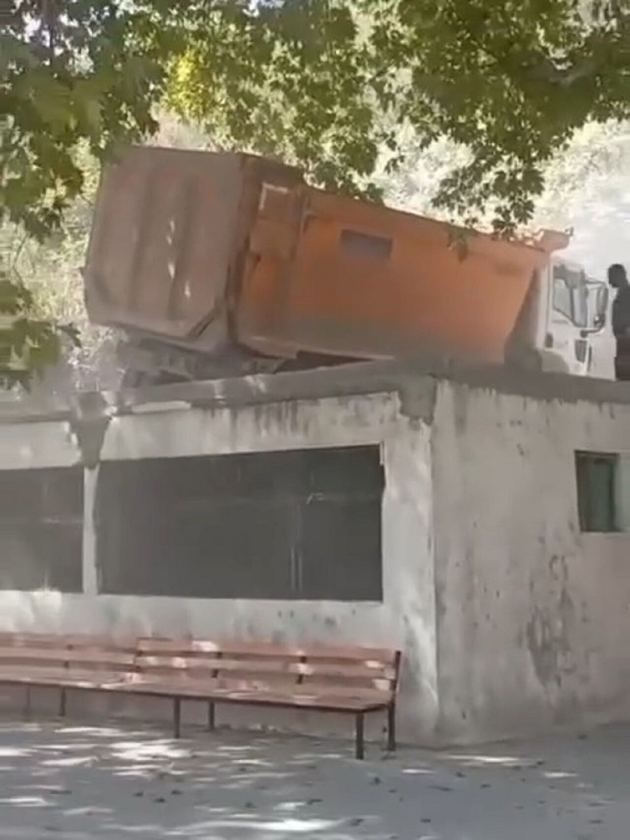 Kahramanmaraş’ta Feci Kaza Hafriyat Kamyonu Tek Katlı Binaya Düştü (2)