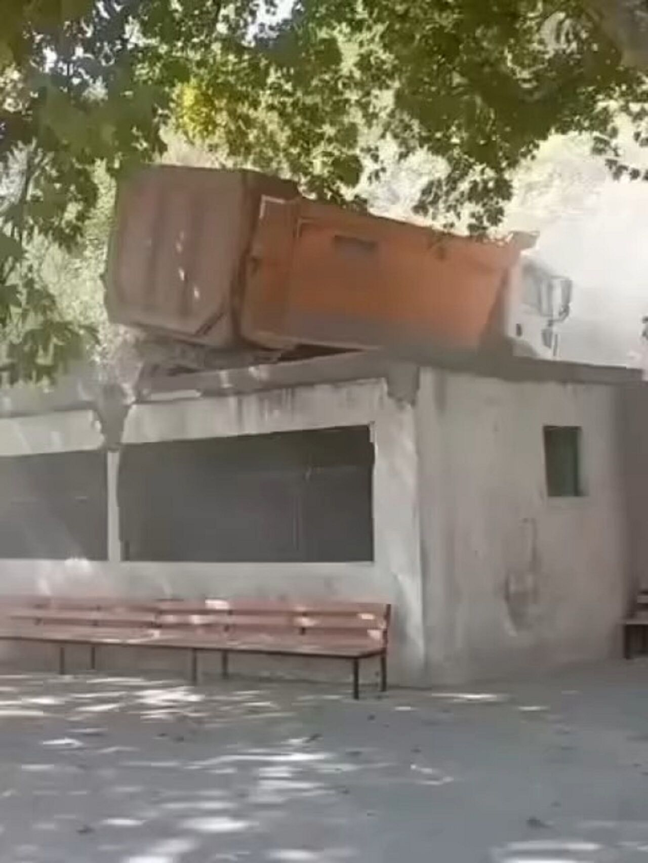 Kahramanmaraş’ta Feci Kaza Hafriyat Kamyonu Tek Katlı Binaya Düştü (3)