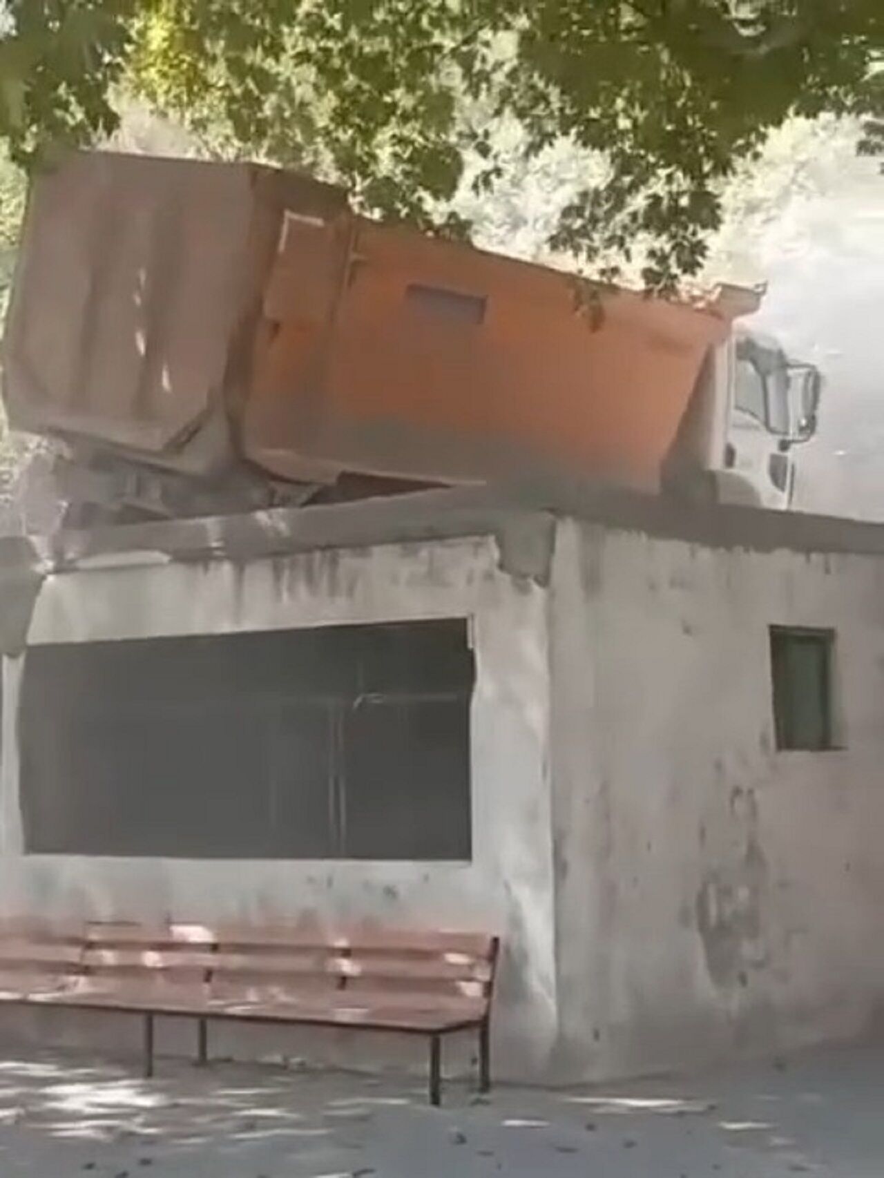 Kahramanmaraş’ta Feci Kaza Hafriyat Kamyonu Tek Katlı Binaya Düştü (4)