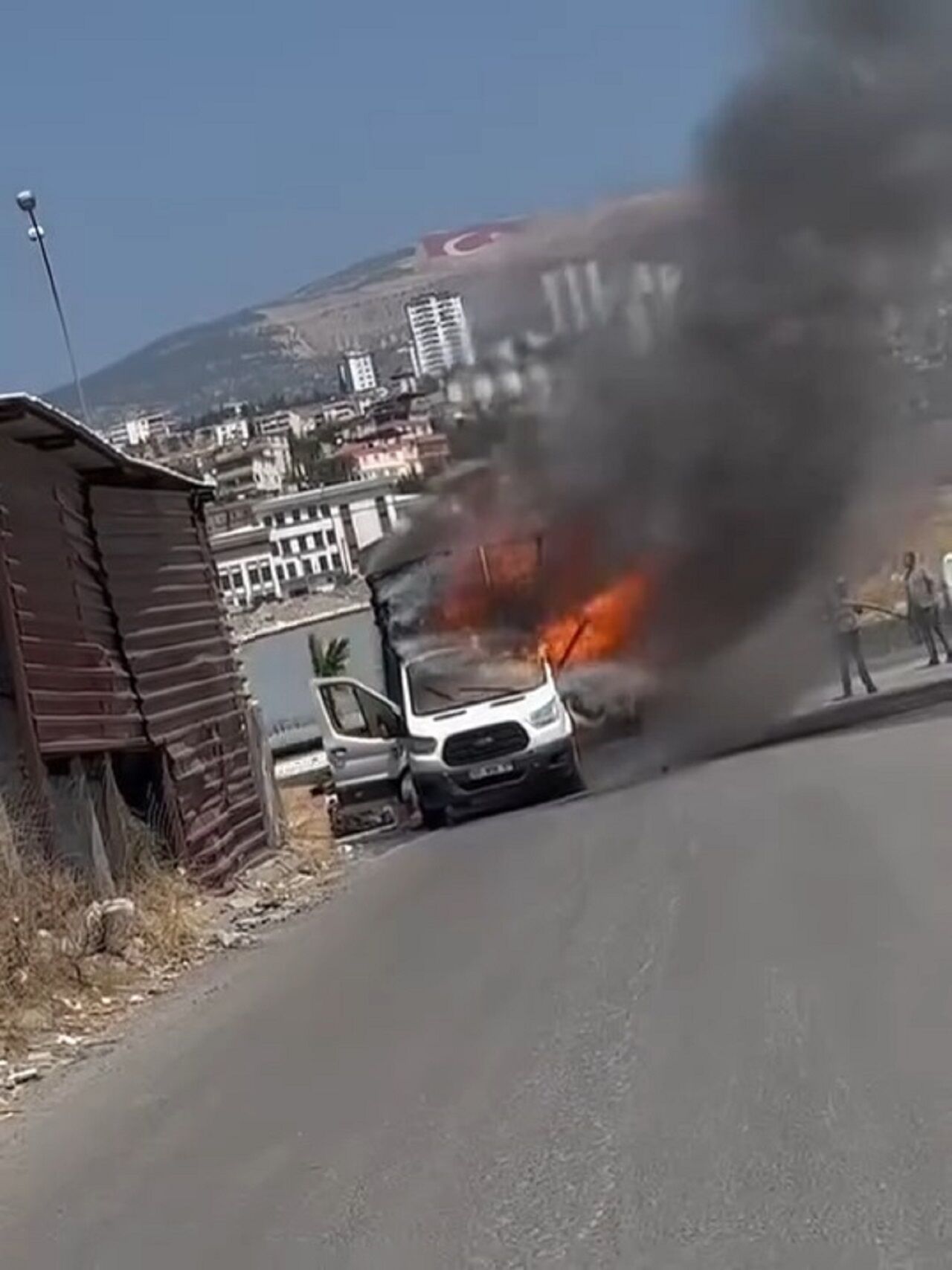 Kahramanmaraş’ta Seyir Halindeki Araç Alev Alev Yandı (1)-2