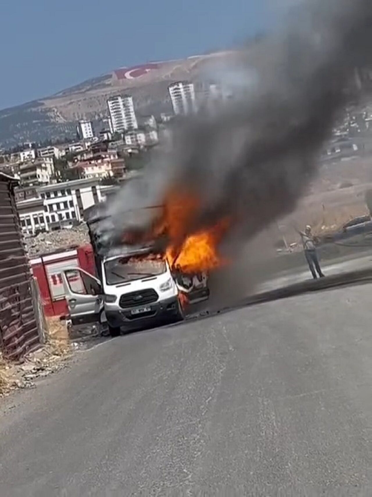 Kahramanmaraş’ta Seyir Halindeki Araç Alev Alev Yandı (2)-1